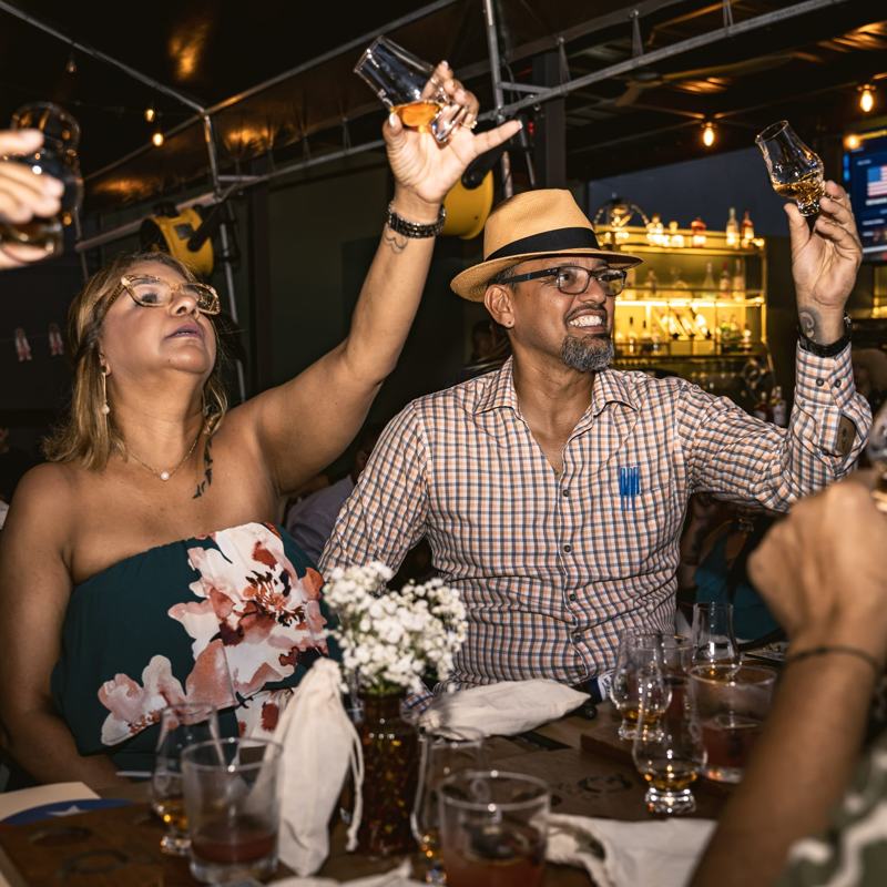 Brindis entre asistentes con puros en mano