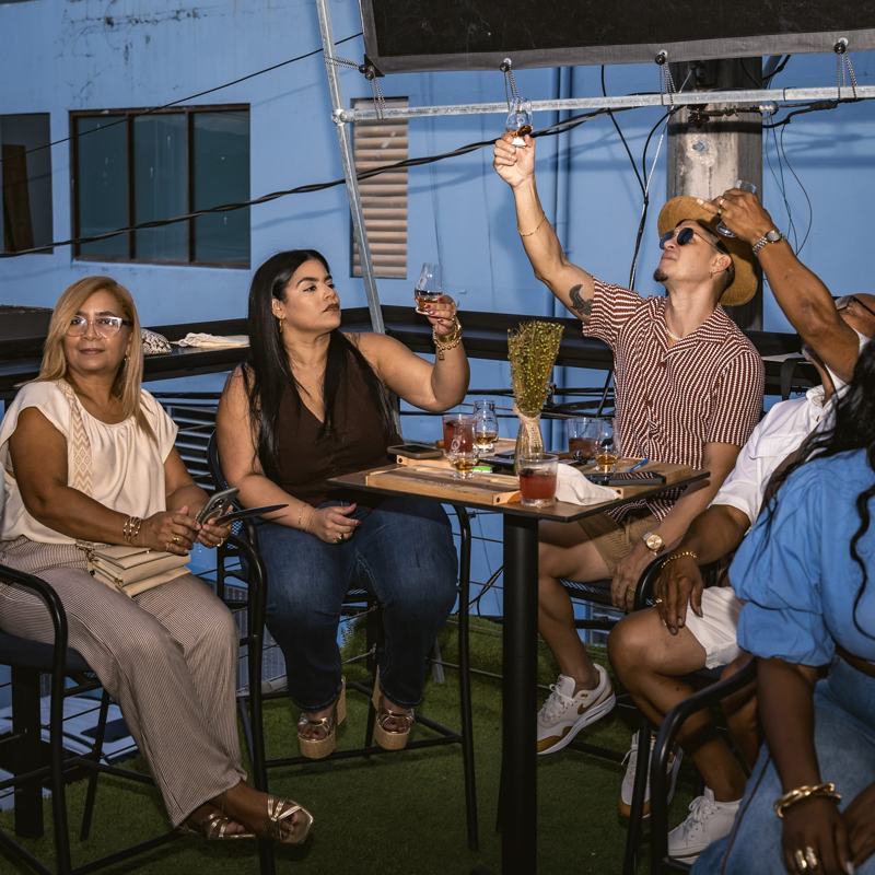 Grupo de asistentes compartiendo en la azotea