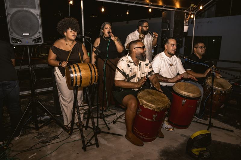 Músicos de plena tocando barriles y panderos en la primera edición de Humo y Tambor